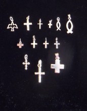 croix et petits bijoux en argent pour cadeau de Profession de Foi
