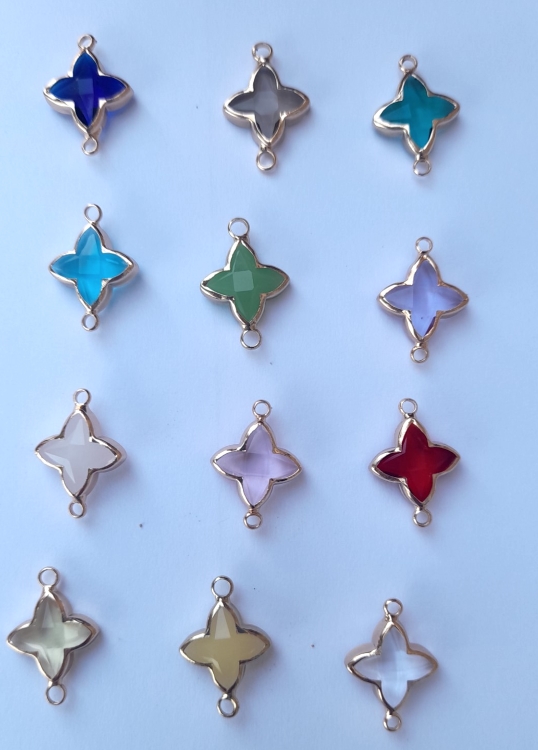 12 perles multicolores : croix plastique sertie en métal doré