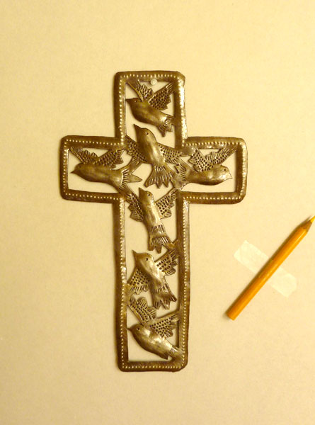 Croix métal colombes 27 cm, artisanat haïtien