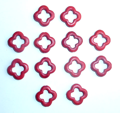 12 perles rouge evidées en forme de croix
