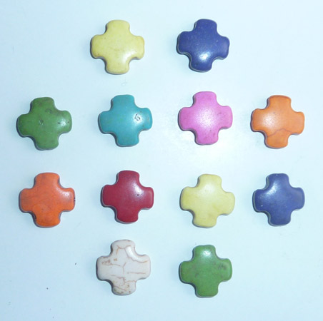 12 perles multicolores croix plastique