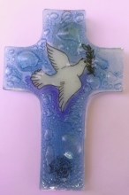 croix en verre cadeau de baptême, colombe et brin d'olivier sur fond bleu