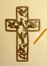 Croix métal colombes 34 cm, artisanat haïtien