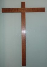 croix en bois de palissandre pour accroche murale en salle