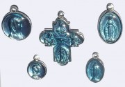 Croix du saint esprit et médaille miraculeuses en aluminium et verni de couleur bleu ciel
