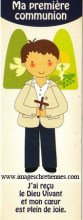 signet de premiere communion garçon avec enfant debout croix en mains